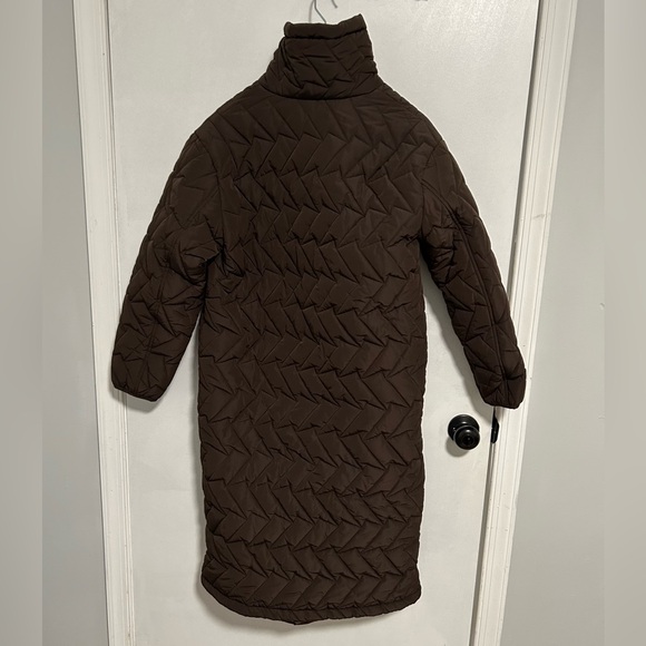 Urban Code Petite Longline puffer coat with zigzag quilt in chocolate brown - Picture 3 of 7